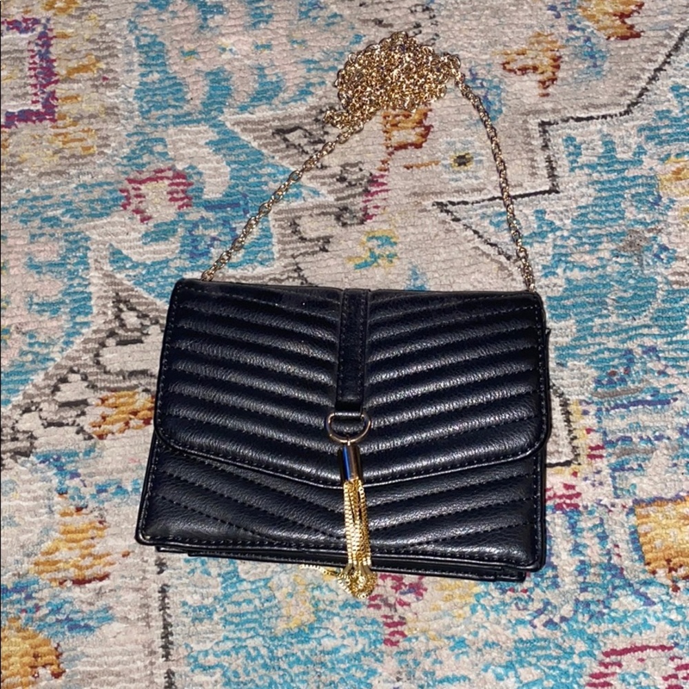 A black hand bag for her